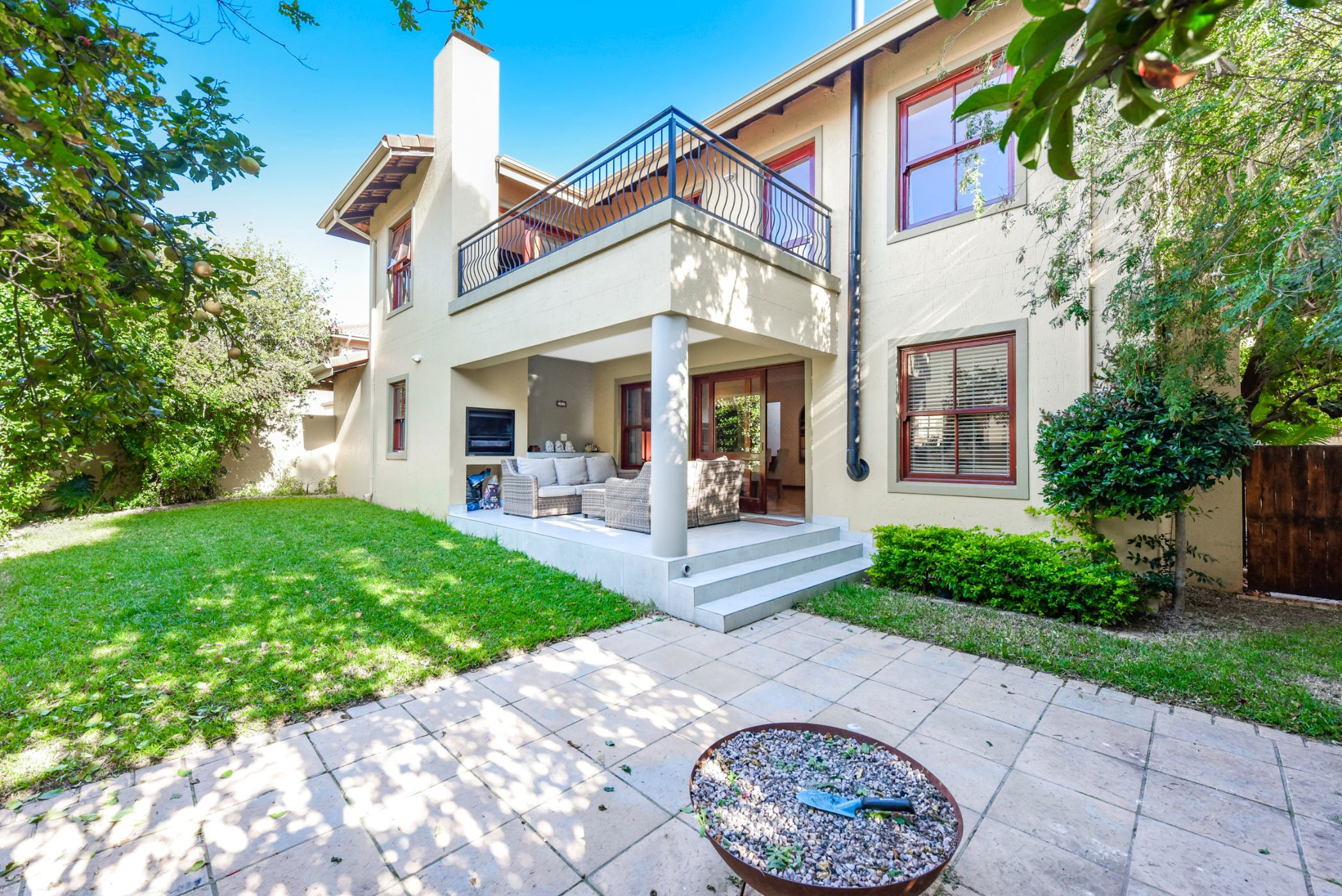 Double-storey cluster let in Stratford Gardens - FYL1740723