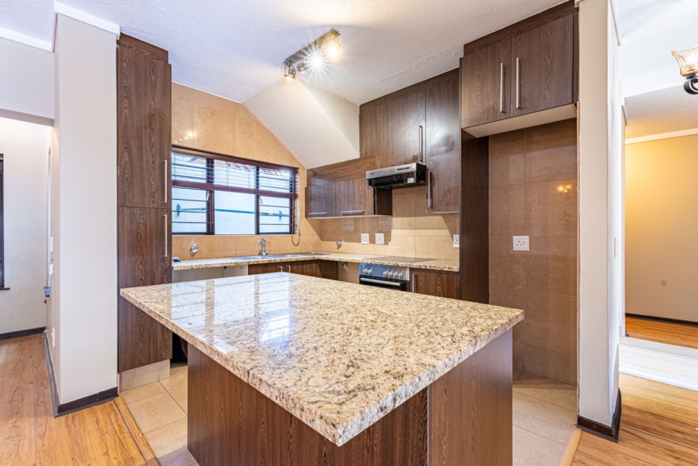 Townhouse for sale in Douglasdale - FW1730748