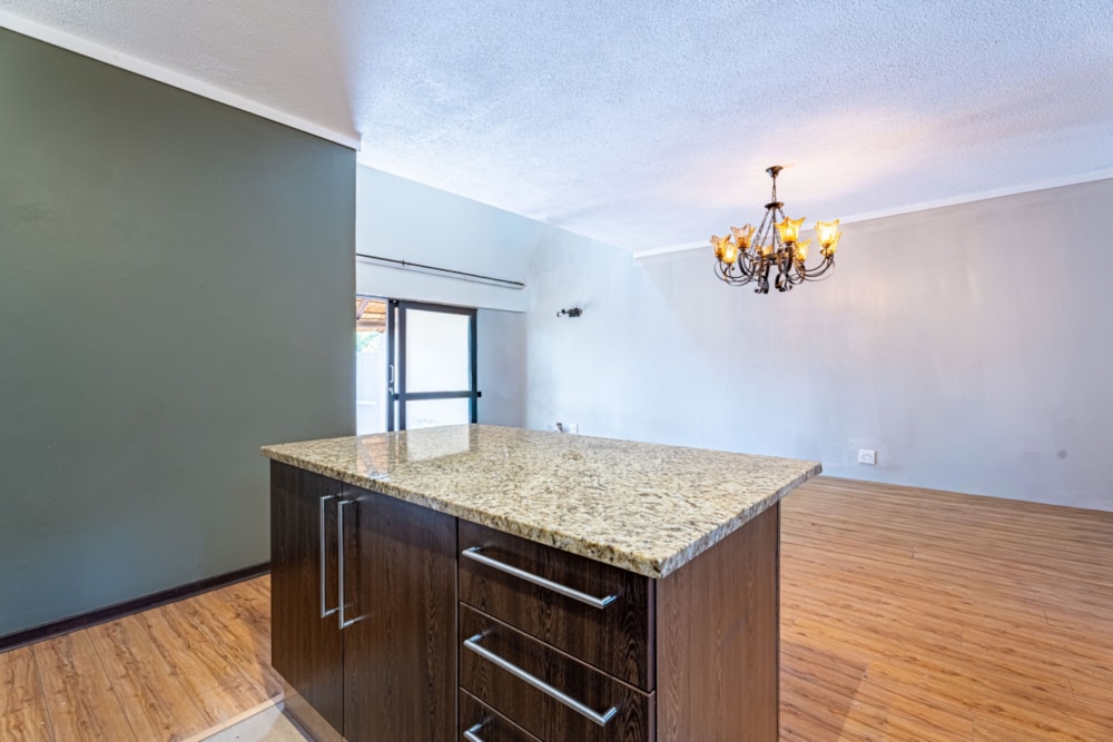 Townhouse for sale in Douglasdale - FW1730748