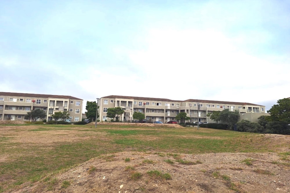 Security complex home to rent in Melkbosstrand - 1TV1743722 Security complex home to rent in Melkbosstrand - 1TV1743722