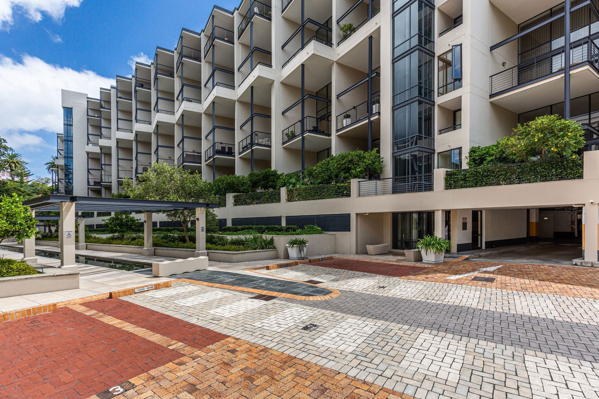 Double-storey apartment to rent in Gardens - CBL1744528