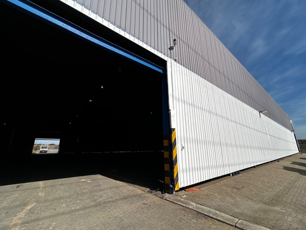 Commercial industrial property to rent in Kimdustria - 1KJ1746788
