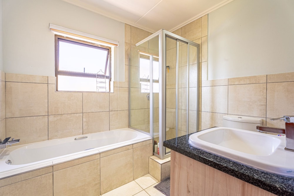 Double-storey house for sale in Kyalami Hills - MR1744371
