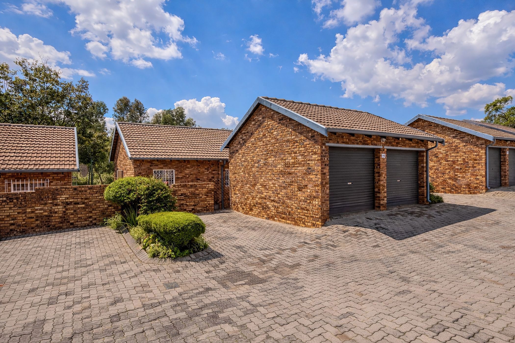 Townhouse to rent in Wilgeheuwel - RAL1744751