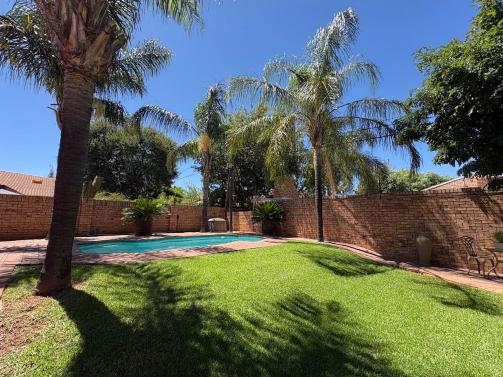 House for sale in Hillcrest, Kimberley - 1KJ1745043 House for sale in Hillcrest, Kimberley - 1KJ1745043