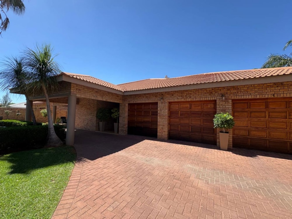 House for sale in Hillcrest, Kimberley - 1KJ1745043 House for sale in Hillcrest, Kimberley - 1KJ1745043