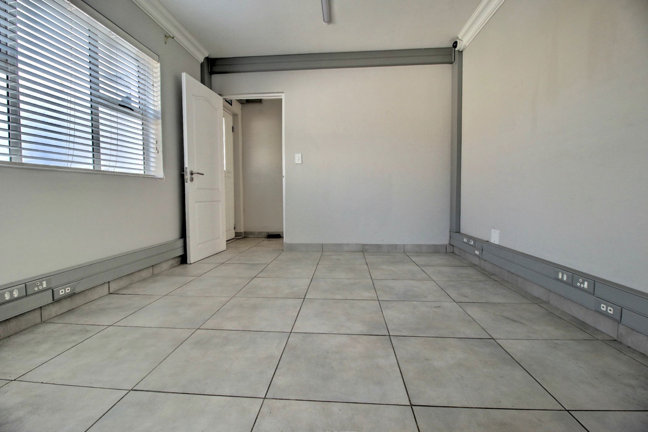 Commercial business to rent in Bothasig - 1PLA1745581