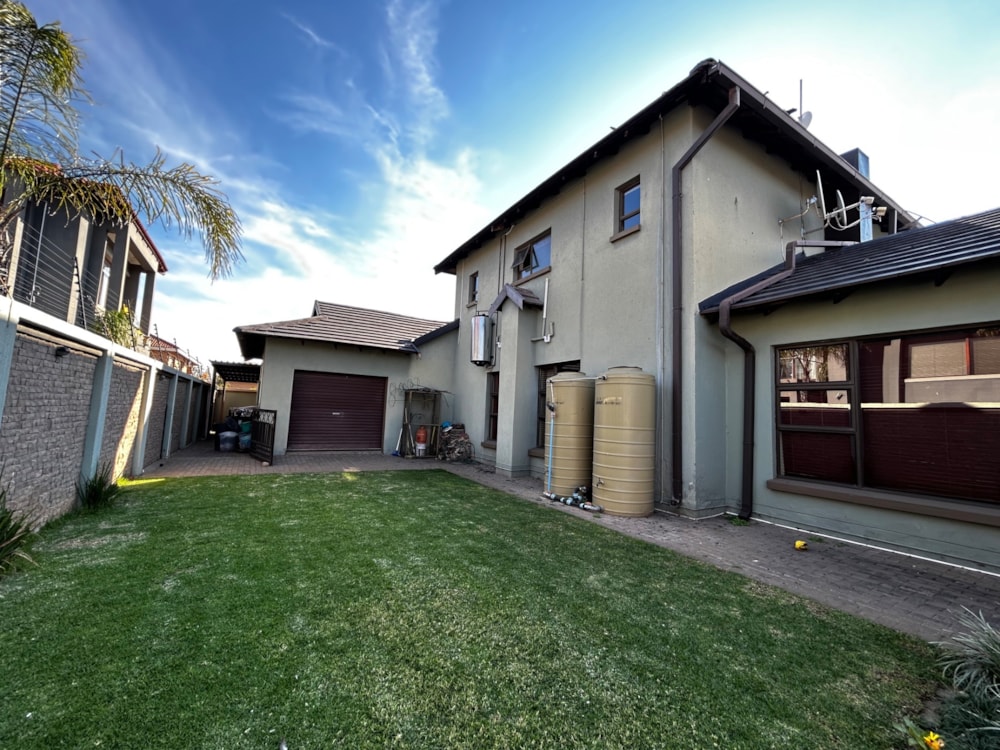 Double-storey house for sale in Roylglen - 1KJ1745630 Double-storey house for sale in Roylglen - 1KJ1745630
