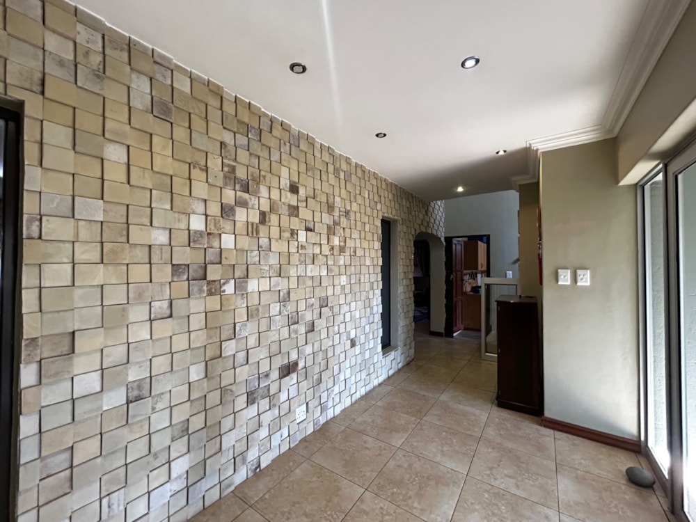 Double-storey house for sale in Roylglen - 1KJ1745630 Double-storey house for sale in Roylglen - 1KJ1745630