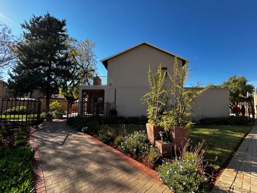 Double-storey house for sale in Rhodesdene - 1KJ1745644 Double-storey house for sale in Rhodesdene - 1KJ1745644