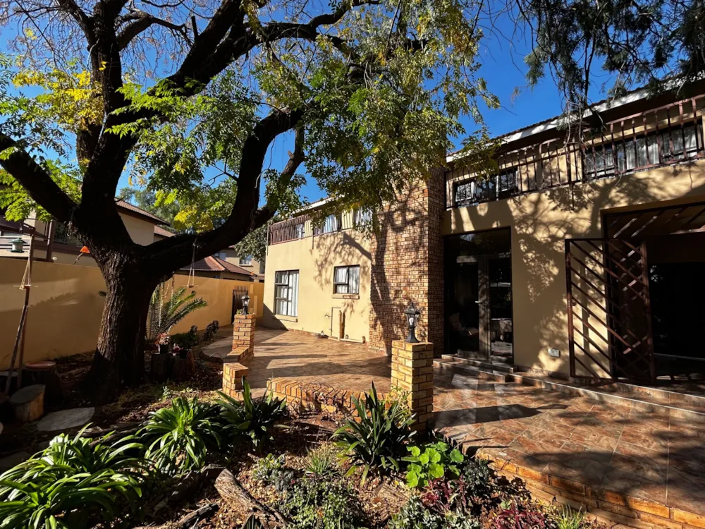 Double-storey house for sale in Rhodesdene - 1KJ1745644 Double-storey house for sale in Rhodesdene - 1KJ1745644