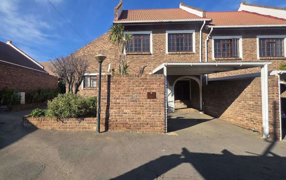 Townhouse for sale in Cradock - 1KK1745953 Townhouse for sale in Cradock - 1KK1745953