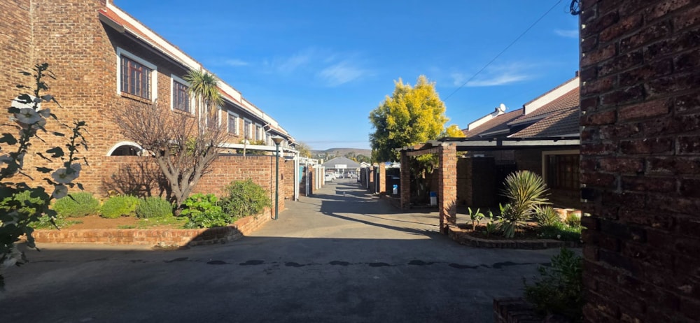 Townhouse for sale in Cradock - 1KK1745953 Townhouse for sale in Cradock - 1KK1745953