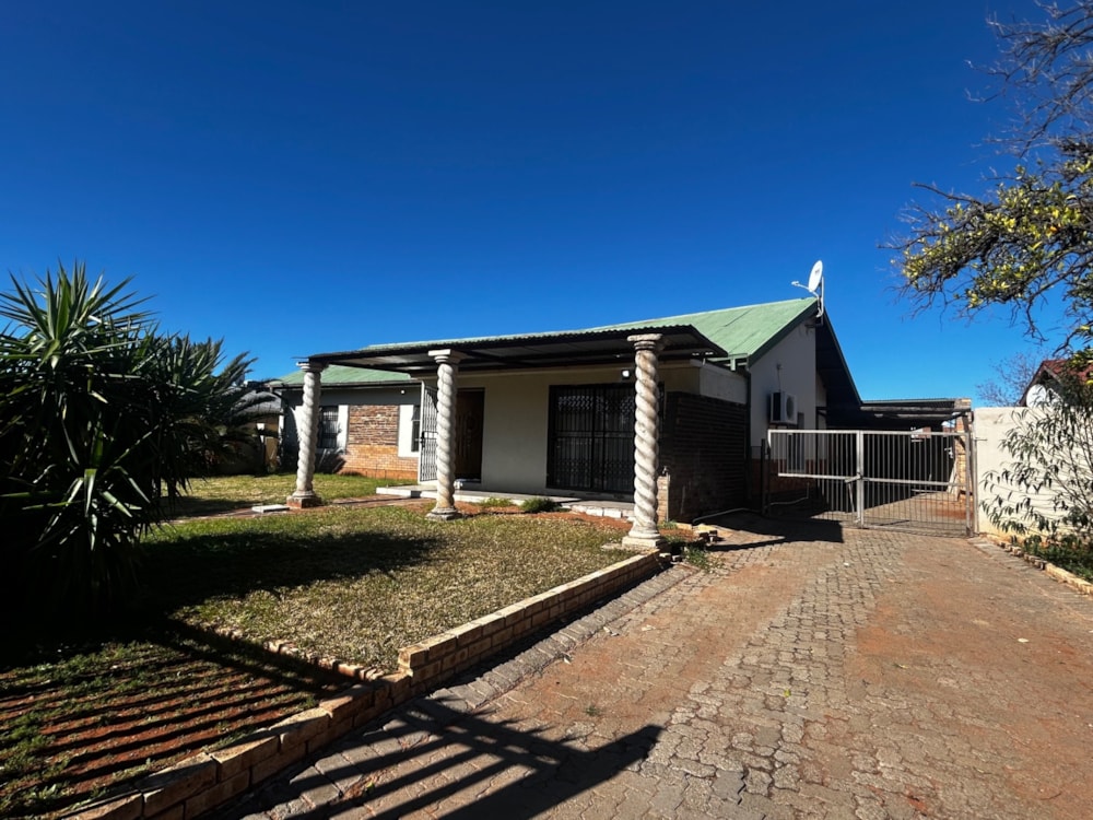 House for sale in Verwoerdpark, Kimberley - 1KJ1746284