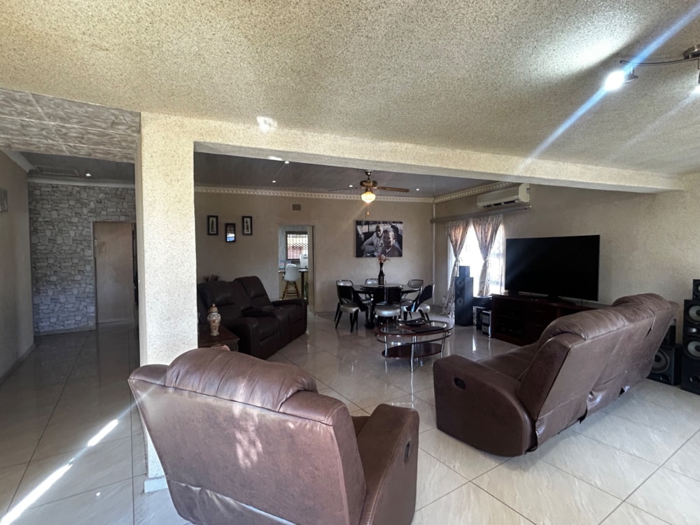 House for sale in Verwoerdpark, Kimberley - 1KJ1746284