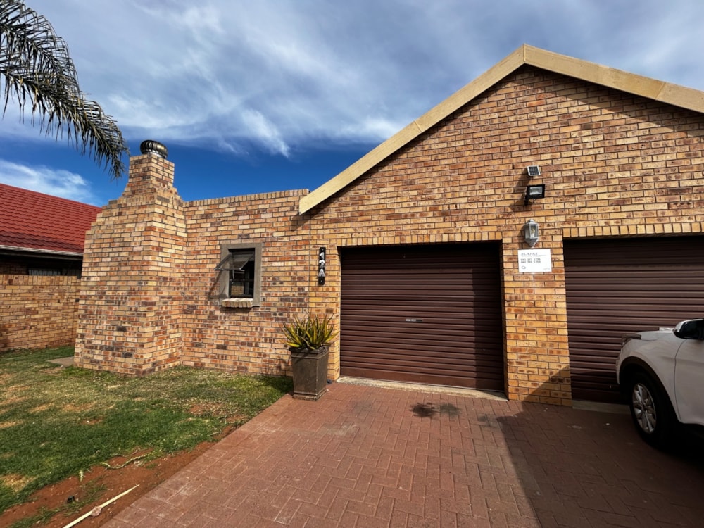 House for sale in Hillcrest, Kimberley - 1KJ1746393 House for sale in Hillcrest, Kimberley - 1KJ1746393