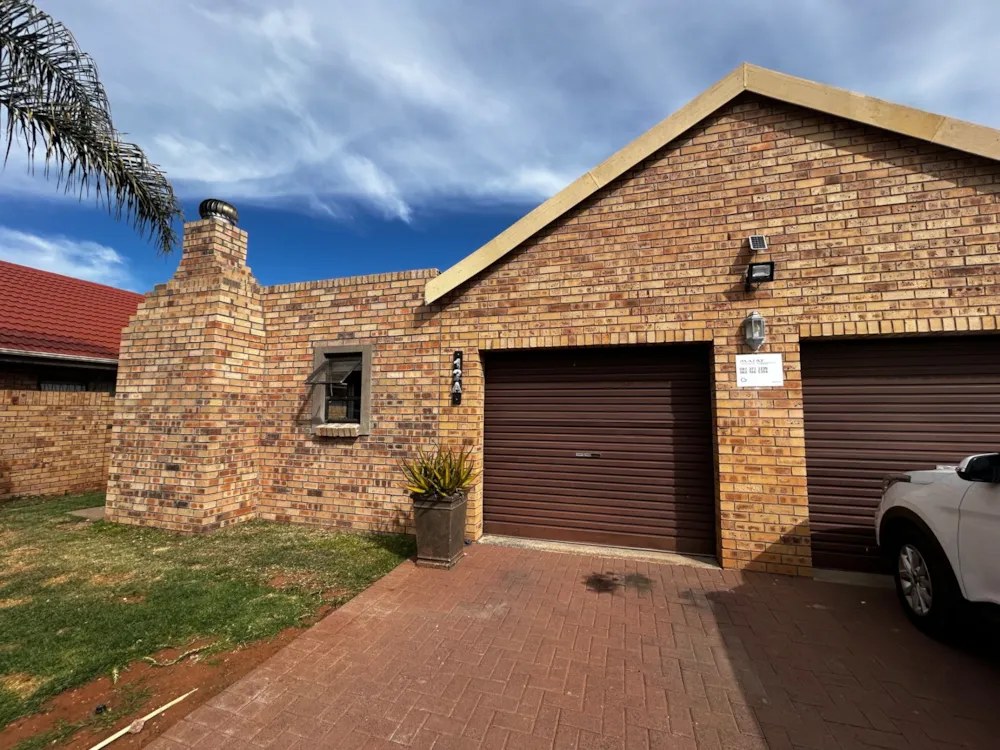 House for sale in Hillcrest, Kimberley - 1KJ1746393 House for sale in Hillcrest, Kimberley - 1KJ1746393