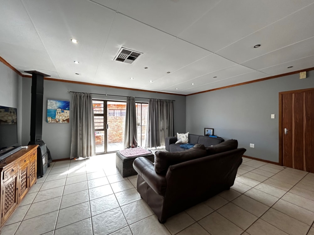House for sale in Hillcrest, Kimberley - 1KJ1746393 House for sale in Hillcrest, Kimberley - 1KJ1746393