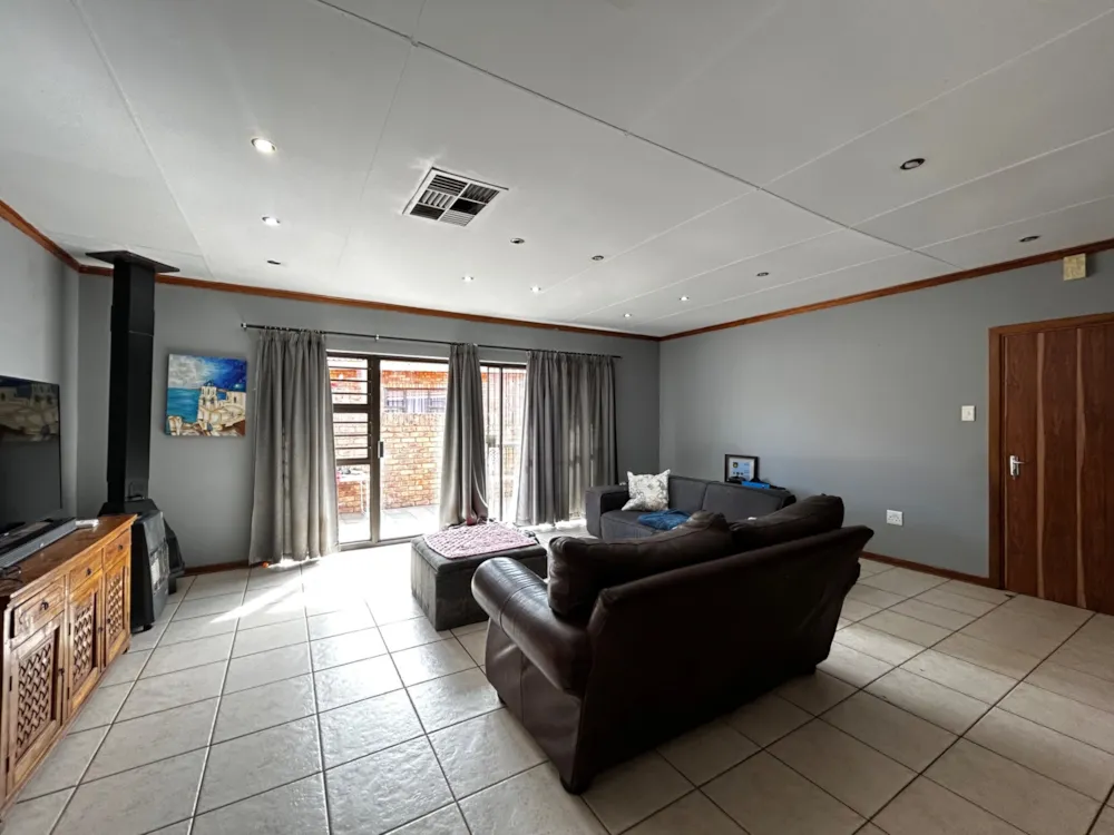 House for sale in Hillcrest, Kimberley - 1KJ1746393 House for sale in Hillcrest, Kimberley - 1KJ1746393