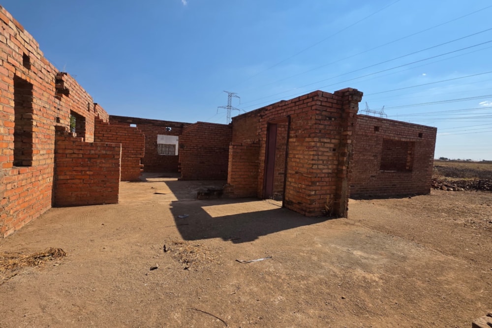 House for sale in Mahatshula, Zimbabwe - 3ZB1746671 House for sale in Mahatshula, Zimbabwe - 3ZB1746671
