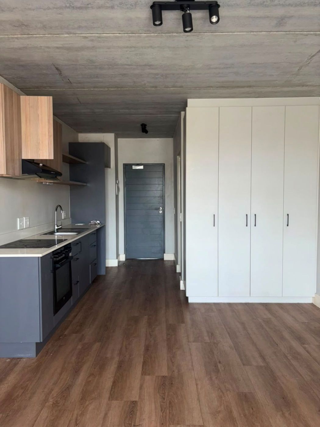 Bachelor apartment to rent in Pinelands, Cape Town - 1AH1747012