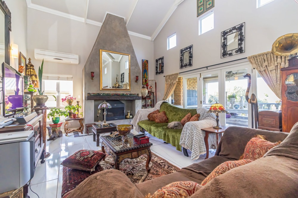 Double-storey house for sale in Wesbank, Oudtshoorn - 1OU1747606 Double-storey house for sale in Wesbank, Oudtshoorn - 1OU1747606