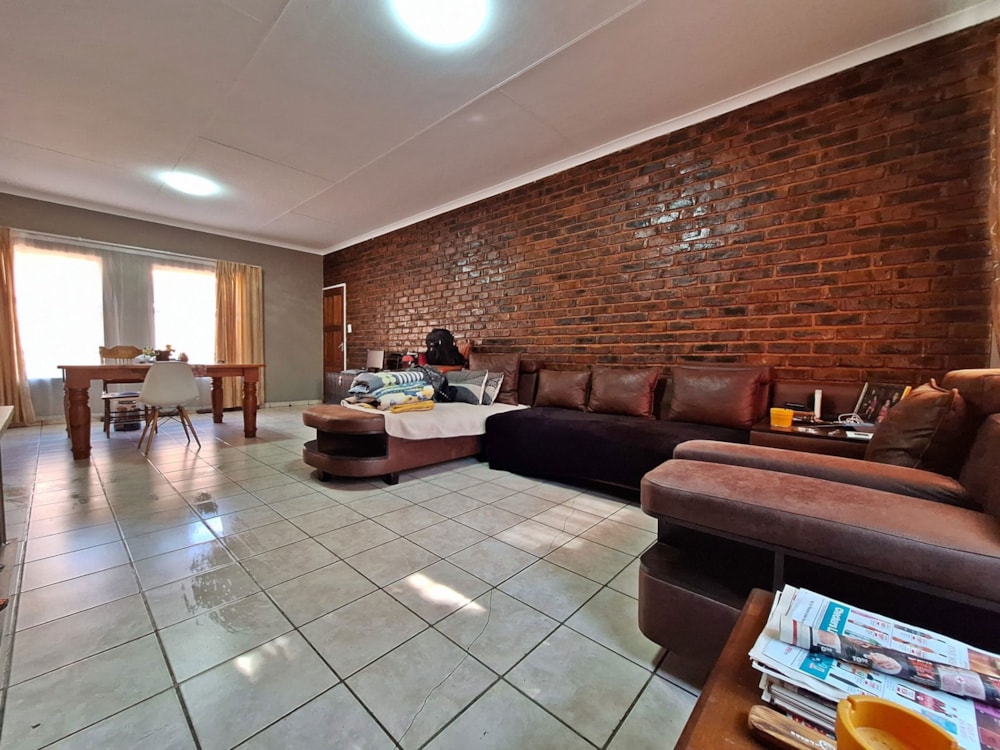 Townhouse for sale in Lydenburg (Mashishing) - 1LY1747436 Townhouse for sale in Lydenburg (Mashishing) - 1LY1747436