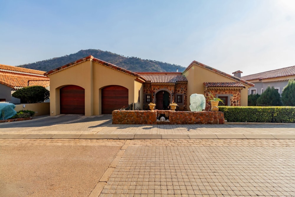 Double-storey house for sale in Estate D Afrique - 1HR1745988 Double-storey house for sale in Estate D Afrique - 1HR1745988