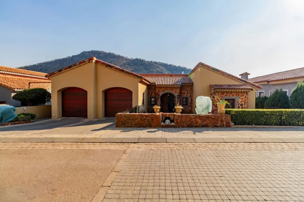 Double-storey house for sale in Estate D Afrique - 1HR1745988 Double-storey house for sale in Estate D Afrique - 1HR1745988