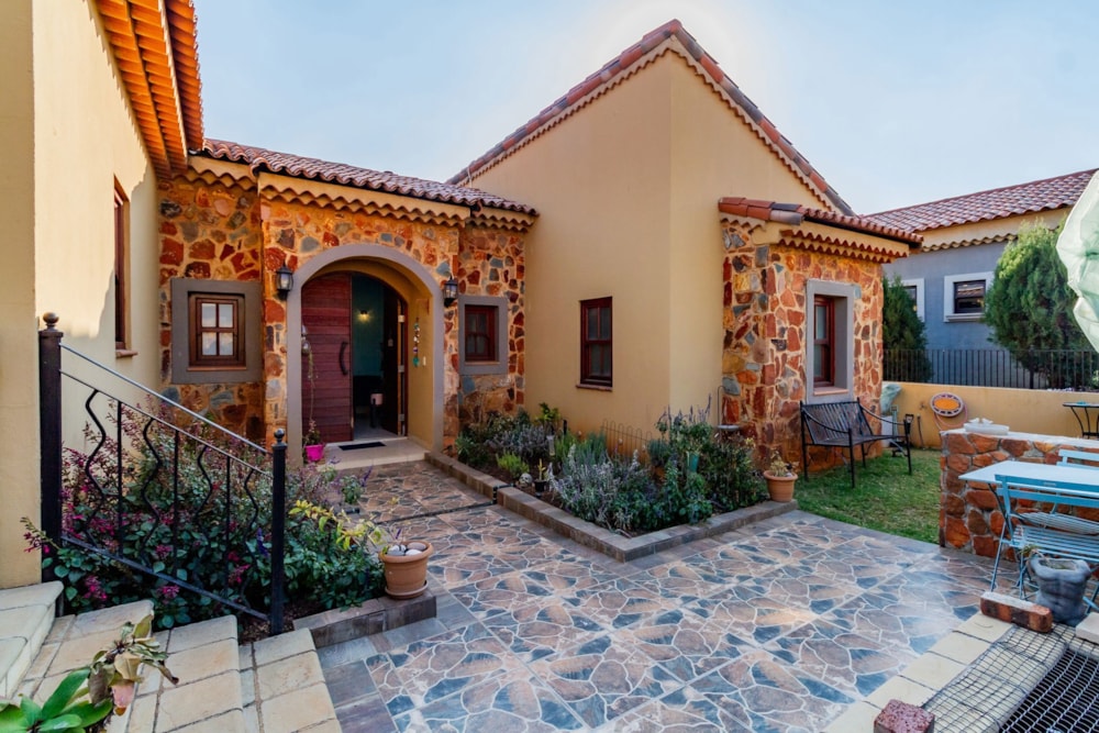 Double-storey house for sale in Estate D Afrique - 1HR1745988 Double-storey house for sale in Estate D Afrique - 1HR1745988