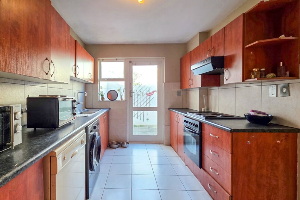 Security estate home for sale in Woodbridge Island - 1TV1747353