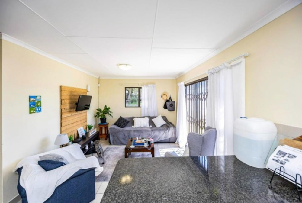 House let in Beacon Bay - 1EZ1745109