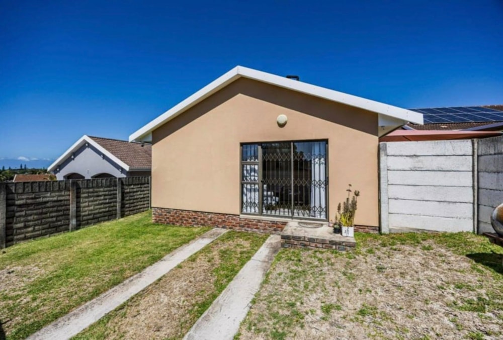 House let in Beacon Bay - 1EZ1745109