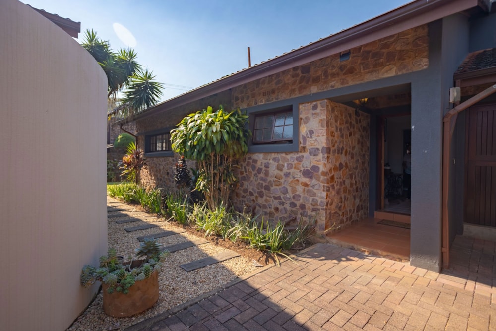 Security complex home for sale in Bothas Hill - 1KF1747276 Security complex home for sale in Bothas Hill - 1KF1747276