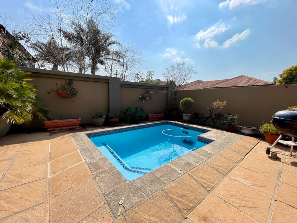 Double-storey house for sale in Vanderbijlpark SW 5 - 1VT1747700 Double-storey house for sale in Vanderbijlpark SW 5 - 1VT1747700