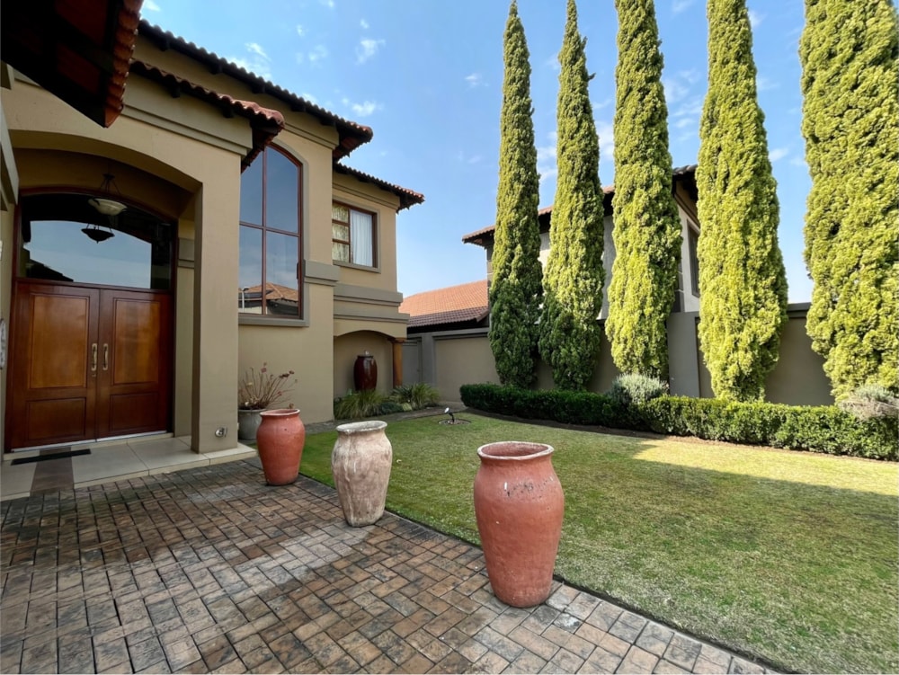 Double-storey house for sale in Vanderbijlpark SW 5 - 1VT1747700 Double-storey house for sale in Vanderbijlpark SW 5 - 1VT1747700