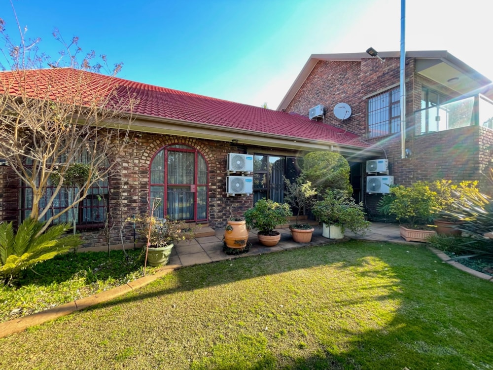 Double-storey house for sale in Vanderbijlpark SE 2 - 1VT1747954 Double-storey house for sale in Vanderbijlpark SE 2 - 1VT1747954