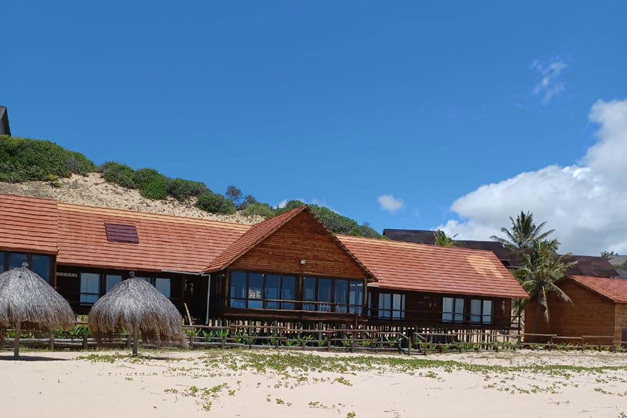 Beachfront villa for sale in Praia da Barra, Mozambique - 3MQ1748185