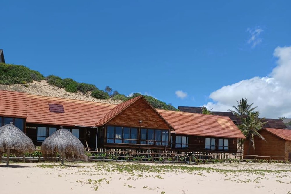 Beachfront villa for sale in Praia da Barra, Mozambique - 3MQ1748185