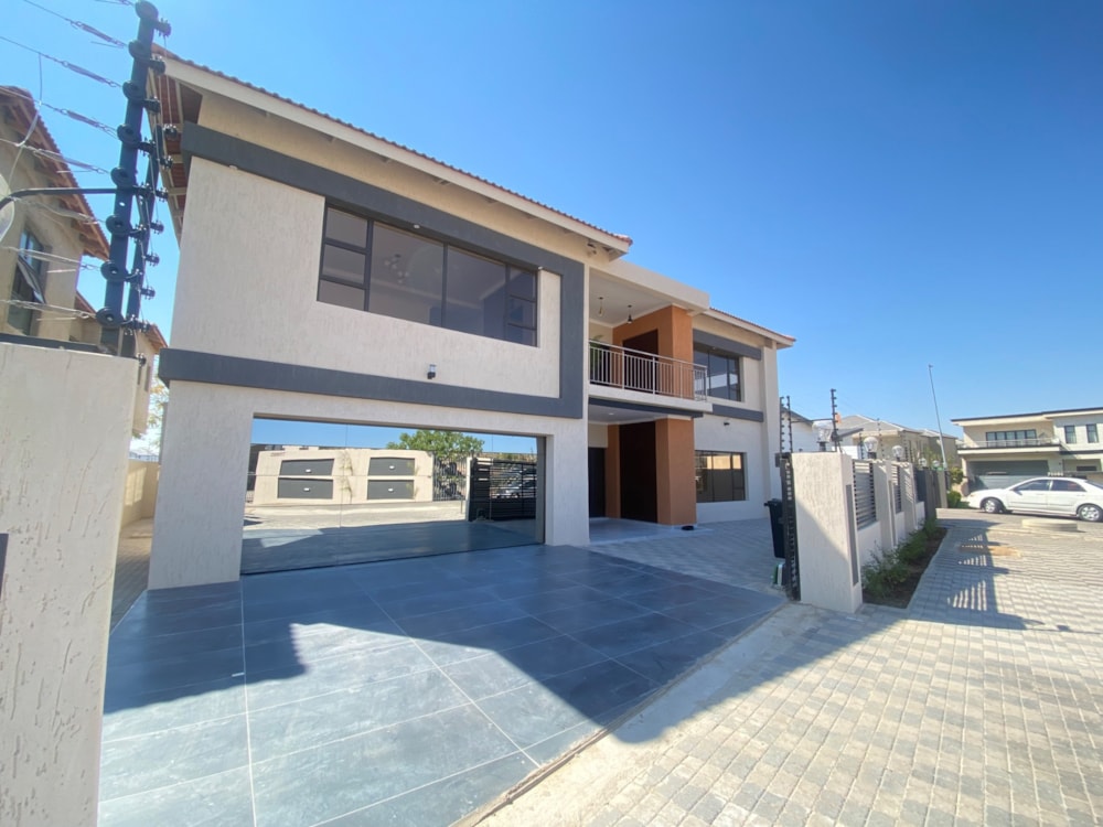 Double-storey house for sale in Broadhurst, Botswana - 3BO1748864 Double-storey house for sale in Broadhurst, Botswana - 3BO1748864