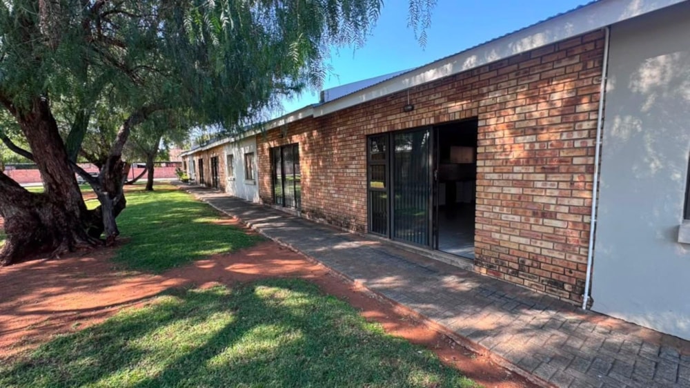 Apartment to rent in Rhodesdene - 1KJ1748577 Apartment to rent in Rhodesdene - 1KJ1748577