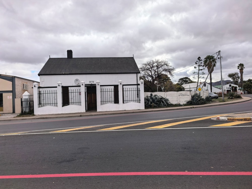House for sale in Middedorp, Beaufort West - 1KK1748919 House for sale in Middedorp, Beaufort West - 1KK1748919