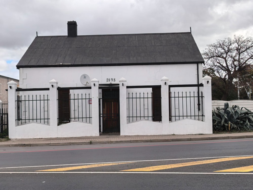 House for sale in Middedorp, Beaufort West - 1KK1748919 House for sale in Middedorp, Beaufort West - 1KK1748919