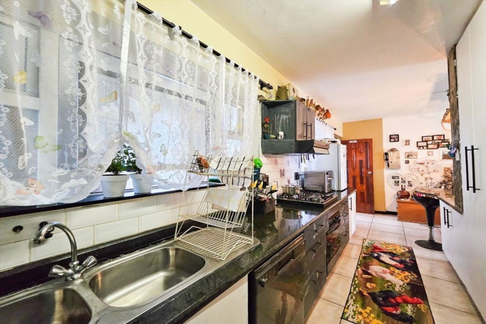 Apartment for sale in Amanzimtoti - 1WB1748993 Apartment for sale in Amanzimtoti - 1WB1748993