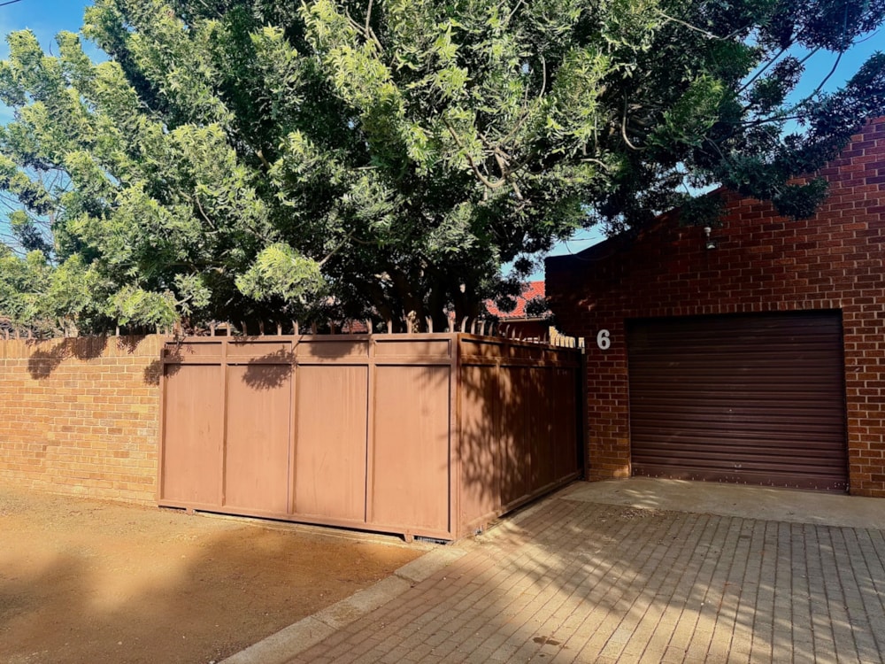 Townhouse to rent in Rhodesdene - 1KJ1749173 Townhouse to rent in Rhodesdene - 1KJ1749173