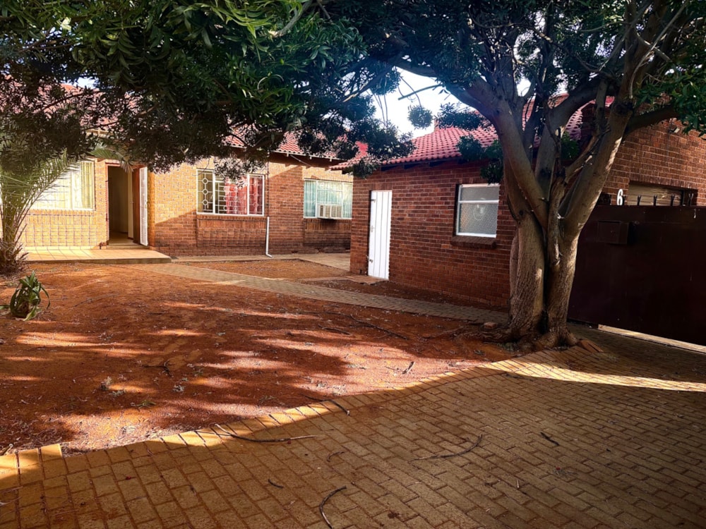 Townhouse to rent in Rhodesdene - 1KJ1749173 Townhouse to rent in Rhodesdene - 1KJ1749173