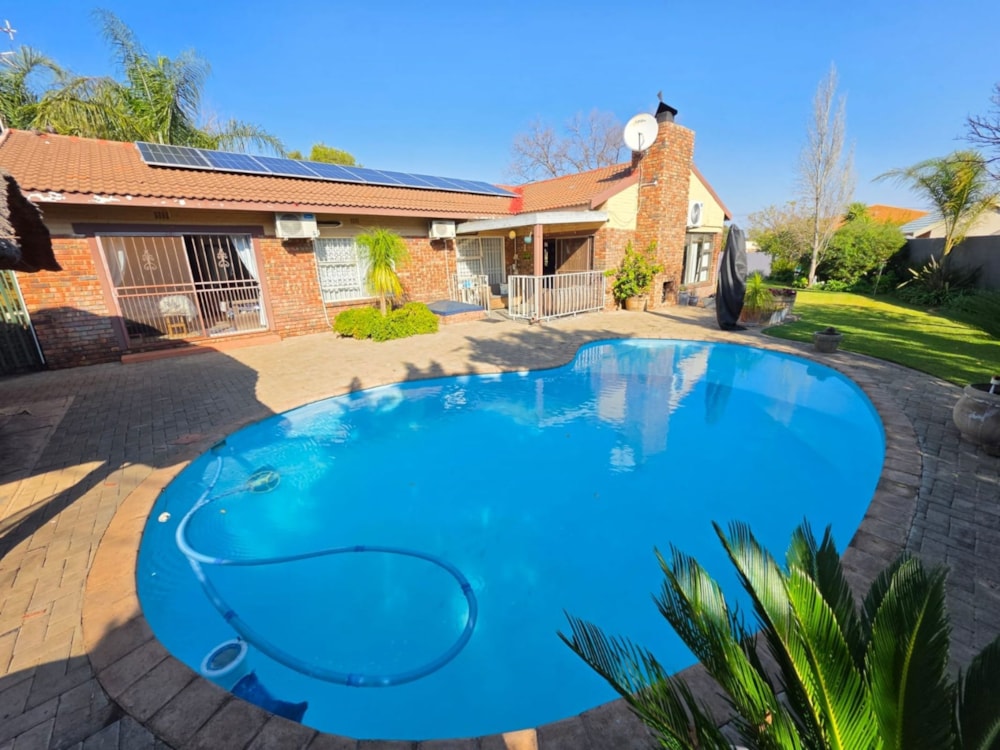 House for sale in Hillcrest, Kimberley - 1KJ1749855 House for sale in Hillcrest, Kimberley - 1KJ1749855