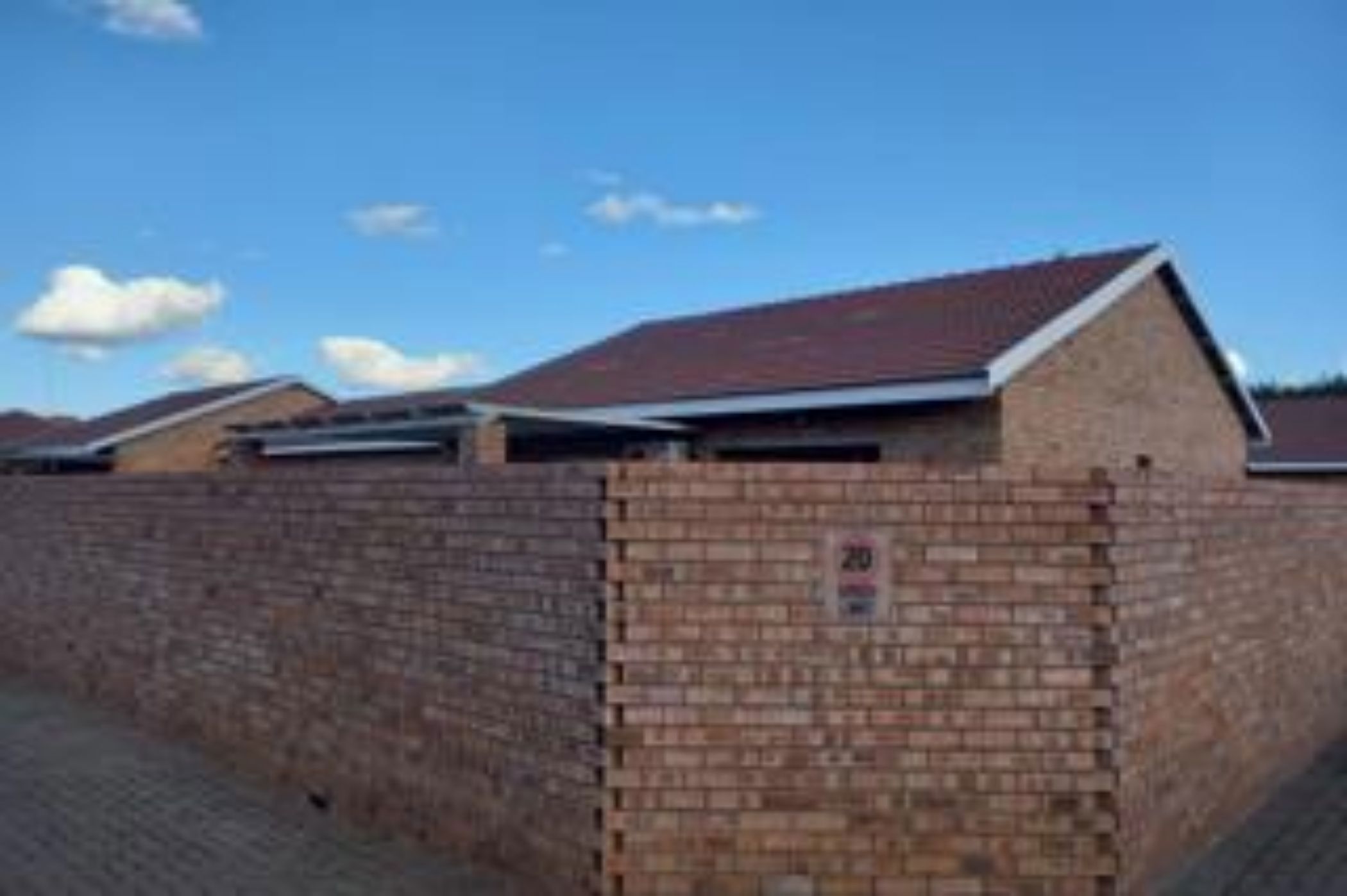 Townhouse to rent in Rhodesdene - 1KJ1749849
