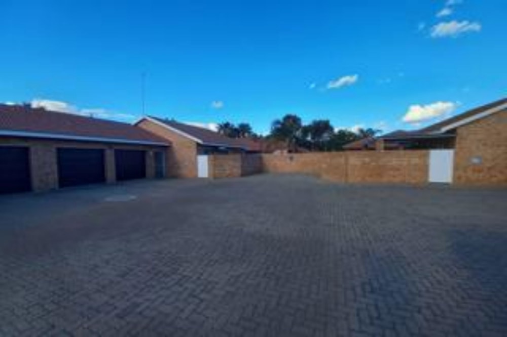 Townhouse to rent in Rhodesdene - 1KJ1749849 Townhouse to rent in Rhodesdene - 1KJ1749849