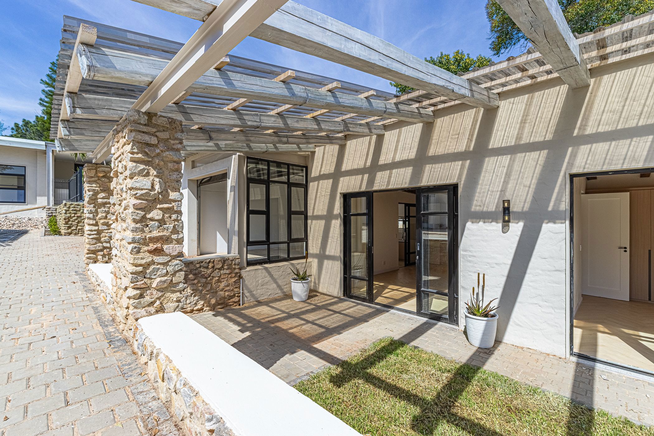 Townhouse to rent in Bryanston West - JBL1749852